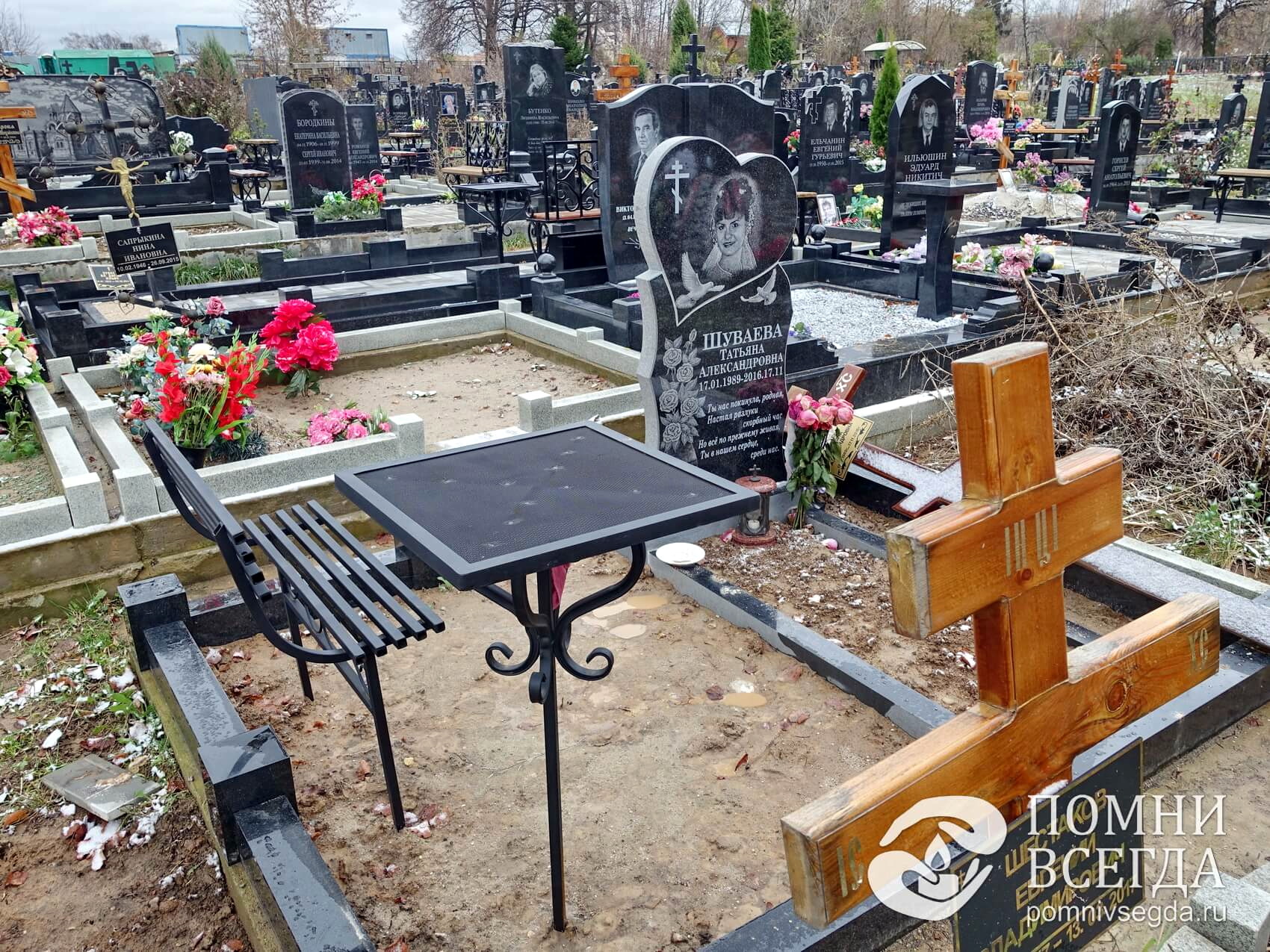 Мемориальная композиция из резного памятника и столика с лавочкой