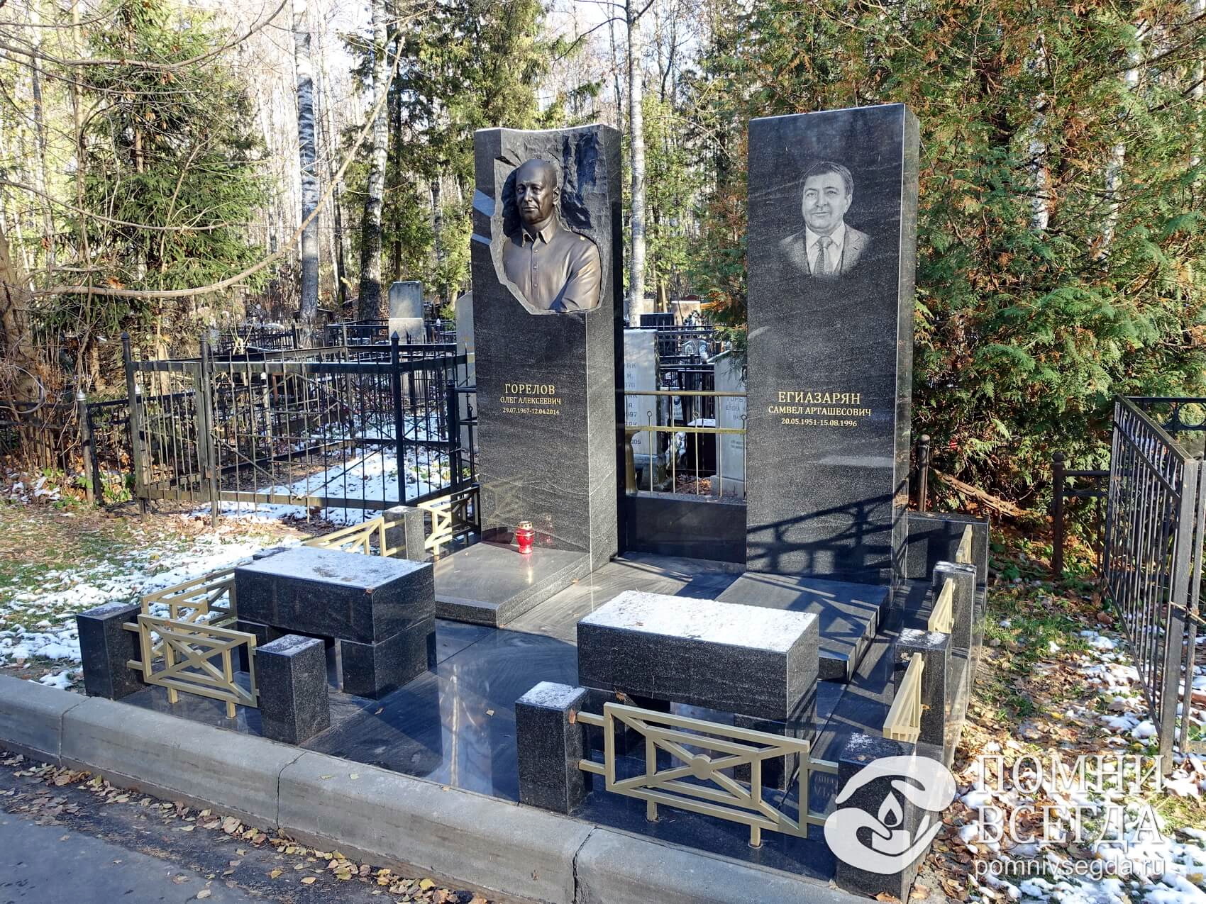 Памятник с бюстом покойного на простом участке