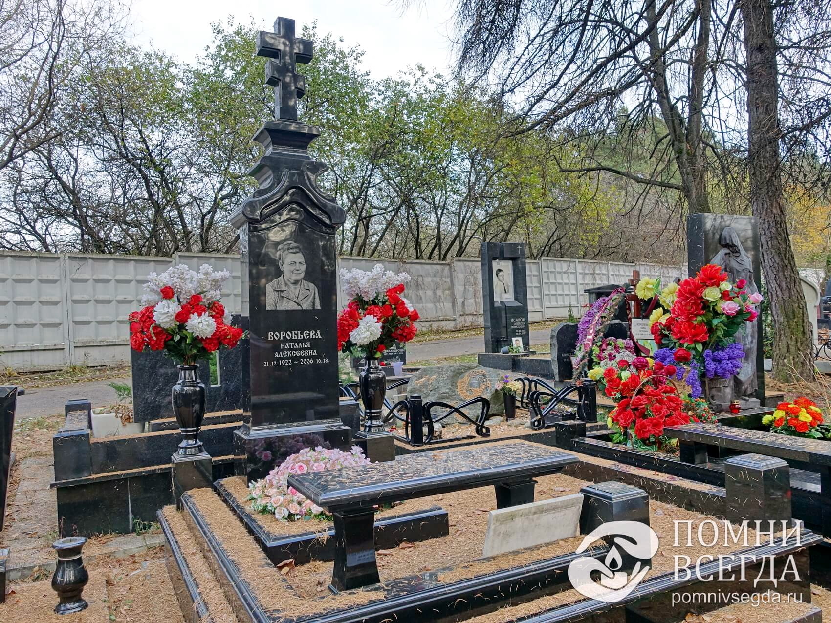 Высокая мемориальная стела в православном стиле